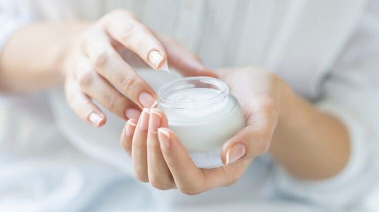 Masque pour une peau de poitrine ferme et belle