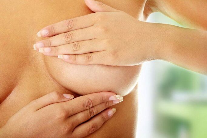 Frottez l'huile sur vos seins pour les agrandir